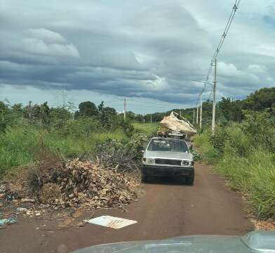Ruas ficam intransit&aacute;veis com descarte de lixo no entorno da UCDB