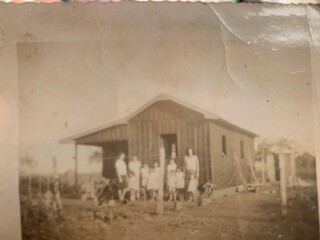 Há 66 anos, casa de madeira é relíquia e a paixão da Dona Nina Há 66 anos, casa de madeira é relíquia e a paixão da Dona Nina