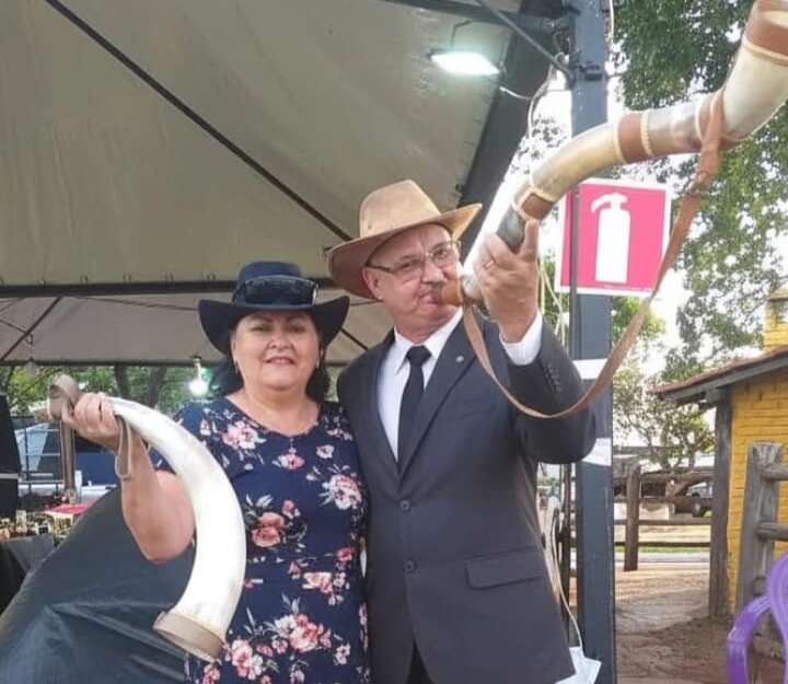 Valmir aprendeu a tocar os berrantes que faz para som sair perfeito