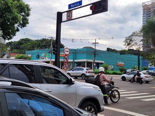 Tumulto e placas contradit&oacute;rias marcam estreia do reordenamento da Afonso Pena 