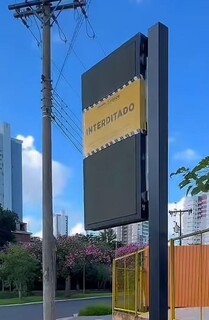 Prefeitura da Capital interdita outdoors e painel de LED por irregularidades