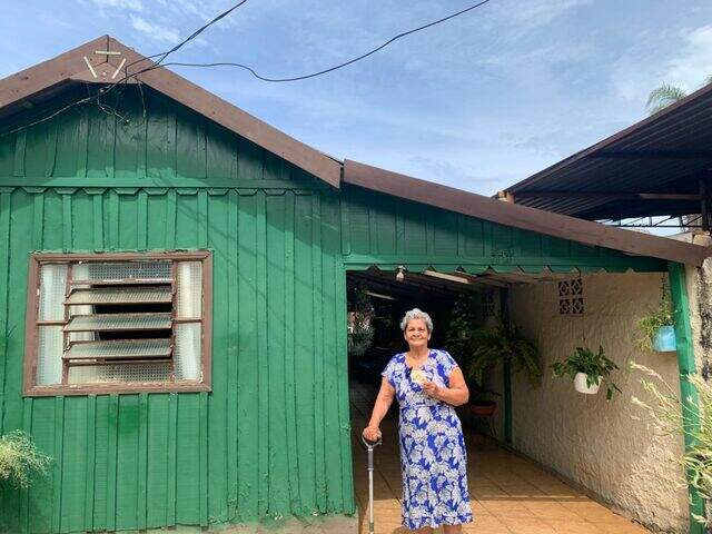 "Há 66 anos, casa de madeira é relíquia e a paixão da Dona Nina"
