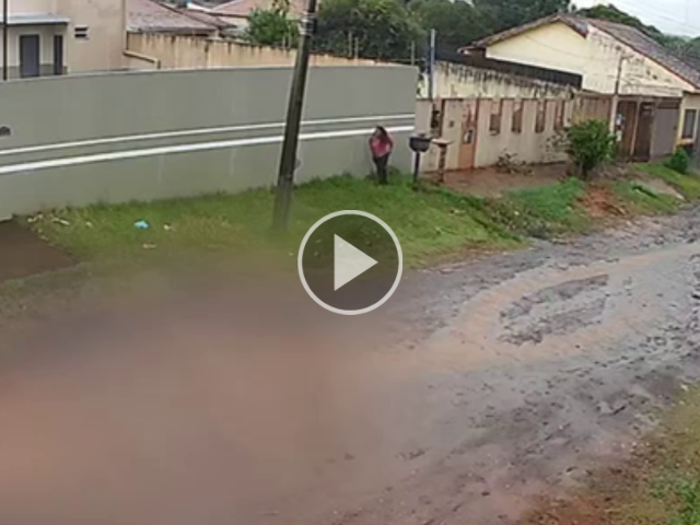 V&iacute;deo mostra fuga de mulher baleada por PM aposentado