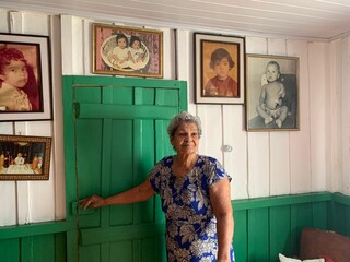 Há 66 anos, casa de madeira é relíquia e a paixão da Dona Nina Há 66 anos, casa de madeira é relíquia e a paixão da Dona Nina