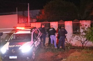 Casa revirada e tufos de cabelo indicam briga antes de tiros