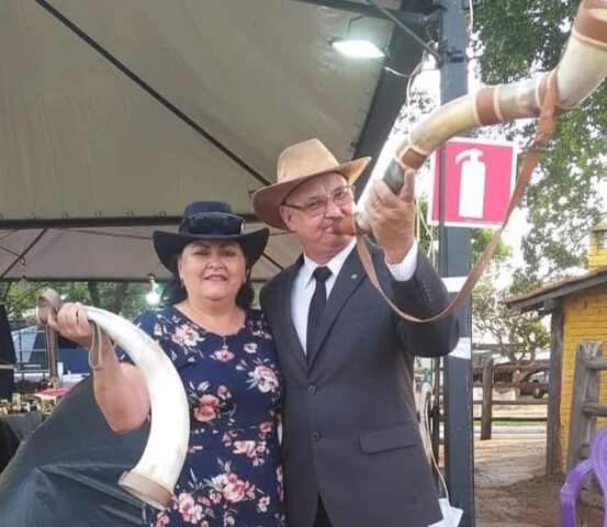 Valmir aprendeu a tocar os berrantes que faz para som sair perfeito