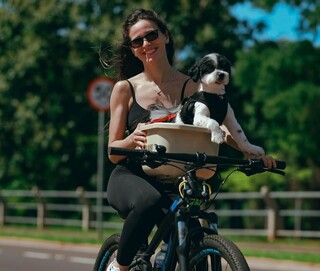 Cachorro Luke anda de skate e vira sensa&ccedil;&atilde;o no Parque dos Poderes 