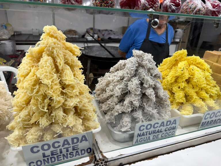 Com morte do sogro, nora assume cocada e mantém vida na estrada