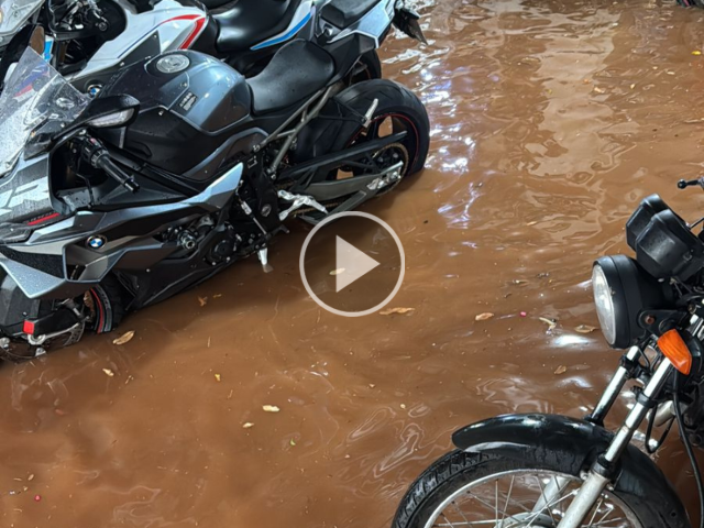 Chuva alaga loja de pe&ccedil;as e causa preju&iacute;zo na Manoel da Costa Lima