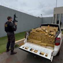 Traficantes abandonam 3,2 toneladas de maconha ap&oacute;s furar bloqueio da pol&iacute;cia
