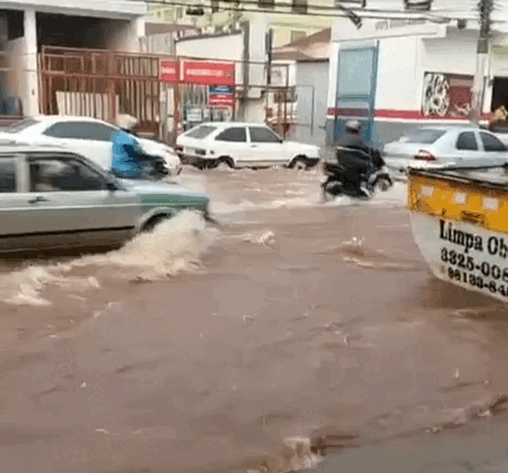 Chuva provoca alagamento na Cal&oacute;geras e deixa passageiros &ldquo;ilhados&rdquo; em terminal