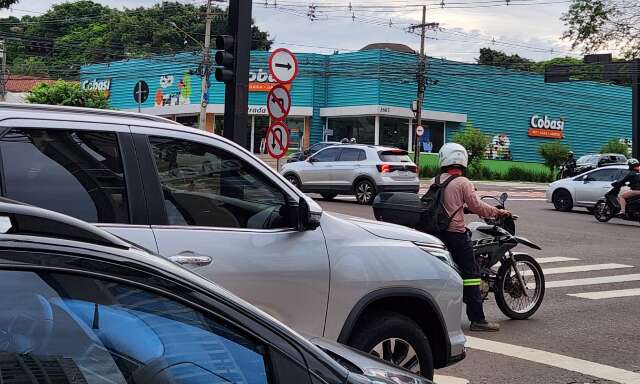 Tumulto e placas contradit&oacute;rias marcam estreia do reordenamento da Afonso Pena 