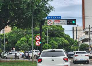 Quem entende? Placa proibindo conversão na 13 de Maio volta a ser coberta Quem entende? Placa proibindo conversão na 13 de Maio volta a ser coberta