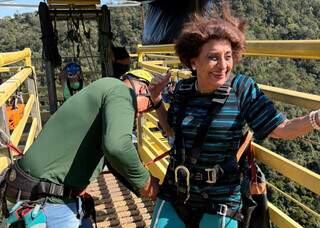 Ninguém segura a Edna, que fez 90 metros de rapel aos 80 anos Ninguém segura a Edna, que fez 90 metros de rapel aos 80 anos
