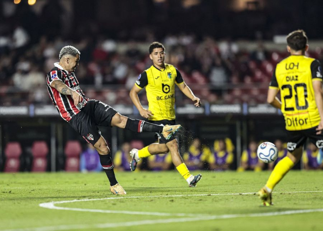 S&atilde;o Paulo bate O&rsquo;Higgins e Gr&ecirc;mio supera Riestra com um a menos