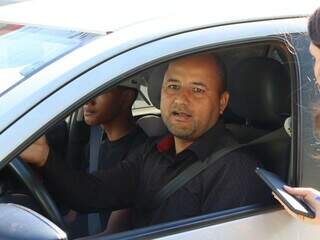 Quem entende? Placa proibindo conversão na 13 de Maio volta a ser coberta Quem entende? Placa proibindo conversão na 13 de Maio volta a ser coberta