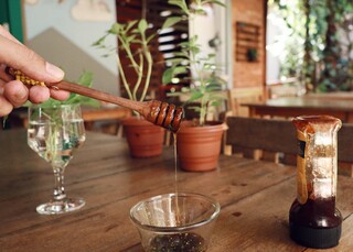 Mel com manjericão maracujá é receita simples e cheia de sabor Mel com manjericão maracujá é receita simples e cheia de sabor