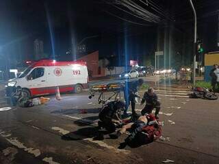 Condutor suspeito de embriaguez bate em moto e deixa dois feridos Condutor suspeito de embriaguez bate em moto e deixa dois feridos