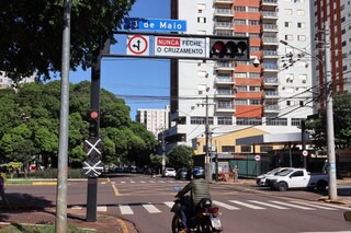 Quem entende? Placa proibindo conversão na 13 de Maio volta a ser coberta Quem entende? Placa proibindo conversão na 13 de Maio volta a ser coberta