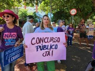Professores protestam no Centro por concursos, previd&ecirc;ncia e sal&aacute;rios