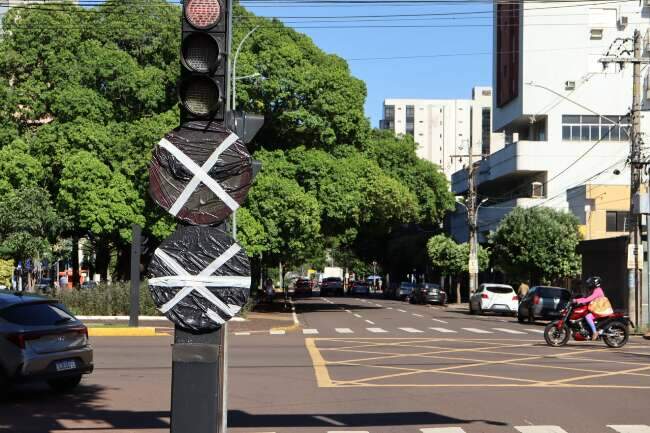 Quem entende? Placa proibindo convers&atilde;o na 13 de Maio volta a ser coberta
