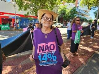 Professores protestam no Centro por concursos, previd&ecirc;ncia e sal&aacute;rios