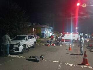 Condutor suspeito de embriaguez bate em moto e deixa dois feridos Condutor suspeito de embriaguez bate em moto e deixa dois feridos