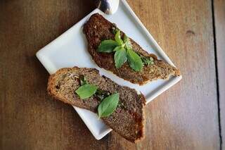 Mel com manjericão maracujá é receita simples e cheia de sabor Mel com manjericão maracujá é receita simples e cheia de sabor