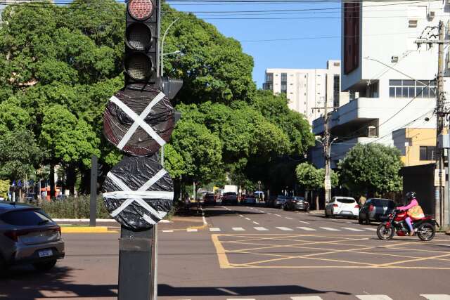 Quem entende? Placa proibindo convers&atilde;o na 13 de Maio volta a ser coberta
