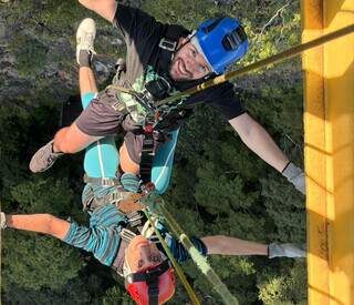 Ninguém segura a Edna, que fez 90 metros de rapel aos 80 anos Ninguém segura a Edna, que fez 90 metros de rapel aos 80 anos
