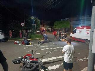Condutor suspeito de embriaguez bate em moto e deixa dois feridos Condutor suspeito de embriaguez bate em moto e deixa dois feridos