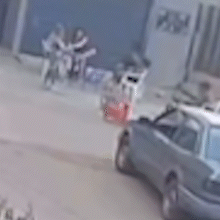 Motociclista que atropelou crian&ccedil;as em cal&ccedil;ada &eacute; preso escondido em casa