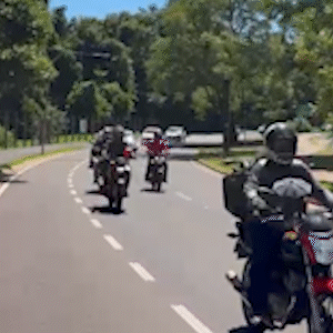 Motoristas protestam contra projeto que regula apps e entregas; vota&ccedil;&atilde;o &eacute; adiada