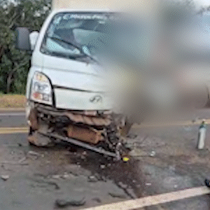 Acidente entre caminh&atilde;o e carreta deixa motorista preso nas ferragens na rodovia