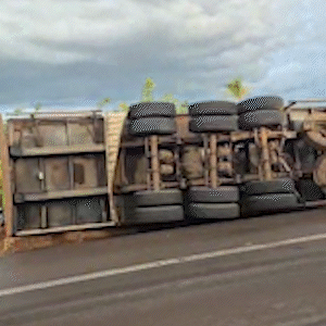 Motorista tenta desviar de acidente e tomba carreta &agrave;s margens da BR-163