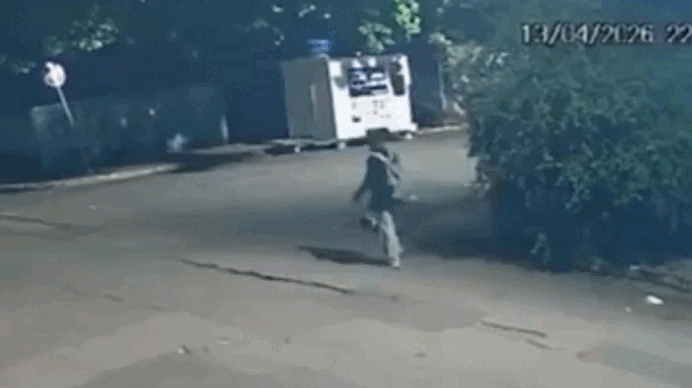 PM mal termina ocorr&ecirc;ncia e j&aacute; flagra 2&ordf; tentativa de feminic&iacute;dio no meio da rua