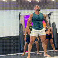 Sem masculinidade fr&aacute;gil, fisiculturista bomba com rebolada