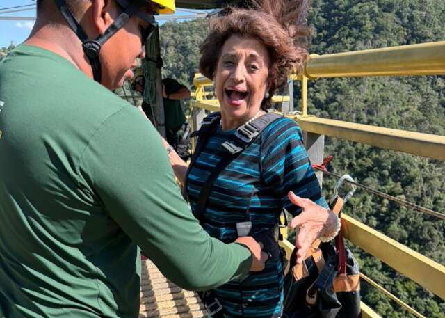 Ningu&eacute;m segura a Edna, que fez 90 metros de rapel aos 80 anos 