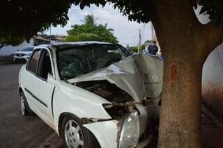 Carro sai da pista, bate em árvore e deixa três feridos no Jardim Presidente Carro sai da pista, bate em árvore e deixa três feridos no Jardim Presidente