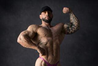 Sem masculinidade fr&aacute;gil, fisiculturista bomba com rebolada