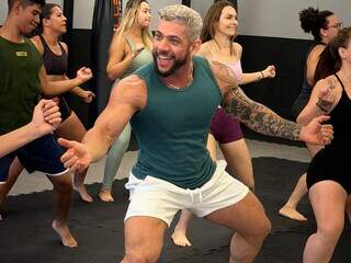 Sem masculinidade fr&aacute;gil, fisiculturista bomba com rebolada