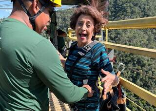 Ninguém segura a Edna, que fez 90 metros de rapel aos 80 anos Ninguém segura a Edna, que fez 90 metros de rapel aos 80 anos