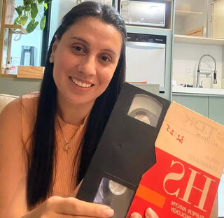 Aniversário perdido em VHS faz neta rever avó 30 anos depois da morte Aniversário perdido em VHS faz neta rever avó 30 anos depois da morte