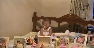 Aniversário perdido em VHS faz neta rever avó 30 anos depois da morte Aniversário perdido em VHS faz neta rever avó 30 anos depois da morte