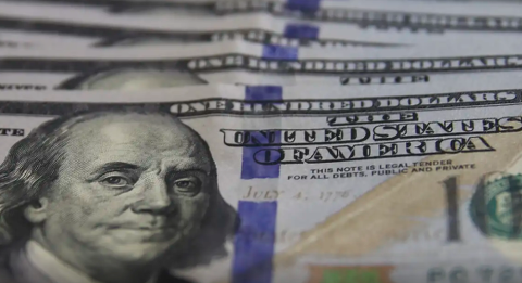 D&oacute;lar cai pelo 6&ordm; dia e fecha abaixo de R$ 5 com tens&atilde;o externa