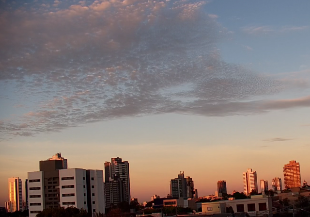 Quarta-feira ser&aacute; de calor e risco de tempestades em MS