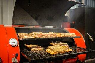 Carne defumada por 10 horas une sabores do churrasco de 3 países