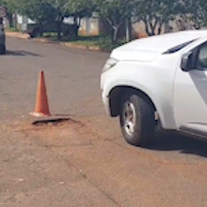 Cratera no Monte Castelo "engole" roda de ve&iacute;culo terceirizado da Prefeitura