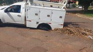 Cratera no Monte Castelo "engole" roda de veículo terceirizado da Prefeitura Cratera no Monte Castelo "engole" roda de veículo terceirizado da Prefeitura