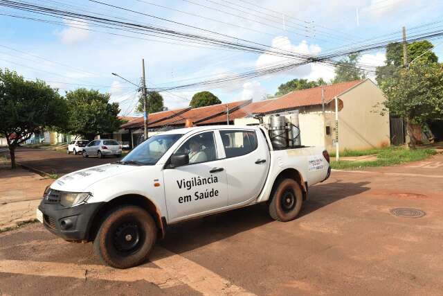 Fumac&ecirc; percorre 3 bairros e refor&ccedil;a combate ao mosquito da dengue na cidade